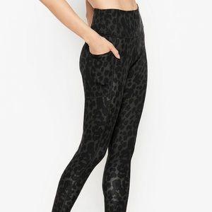 Never worn Victoria’s Secret leggings.